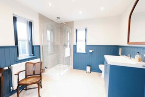 Comfort Double Room, Courtyard View | Bathroom | Shower, free toiletries, hair dryer, bathrobes - Stone Barn (Skibbereen)