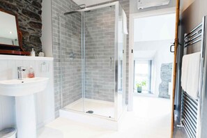 Deluxe Double or Twin Room, Valley View | Bathroom | Shower, free toiletries, hair dryer, bathrobes - Stone Barn (Skibbereen)