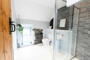 Camera Deluxe con letto matrimoniale o 2 letti singoli, vista valle | Bagno | Doccia, set di cortesia gratuito, asciugacapelli, accappatoio
