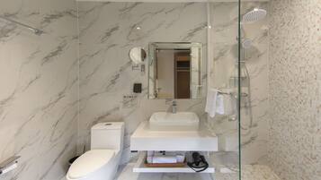 Standard Twin Room | Bathroom | Free toiletries, hair dryer, bathrobes, slippers