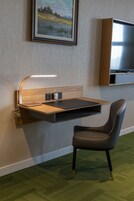 Caja de seguridad en la habitación, muebles diferentes y escritorio 