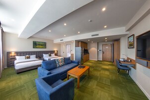 Habitación Business, varias camas | Caja fuerte, mobiliario individual, escritorio