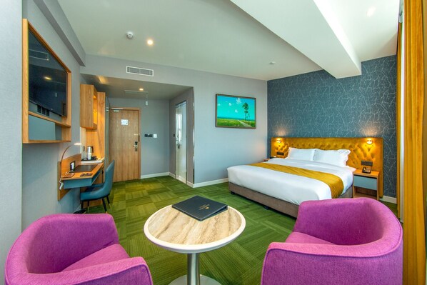 1 habitación, caja de seguridad en la habitación y muebles diferentes