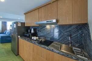 Habitación Business, varias camas | Zona de estar | Una televisión, una pantalla de ordenador