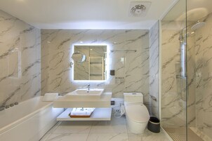Habitación Business, varias camas | Baño | Artículos de higiene personal gratuitos, secador de pelo y albornoces