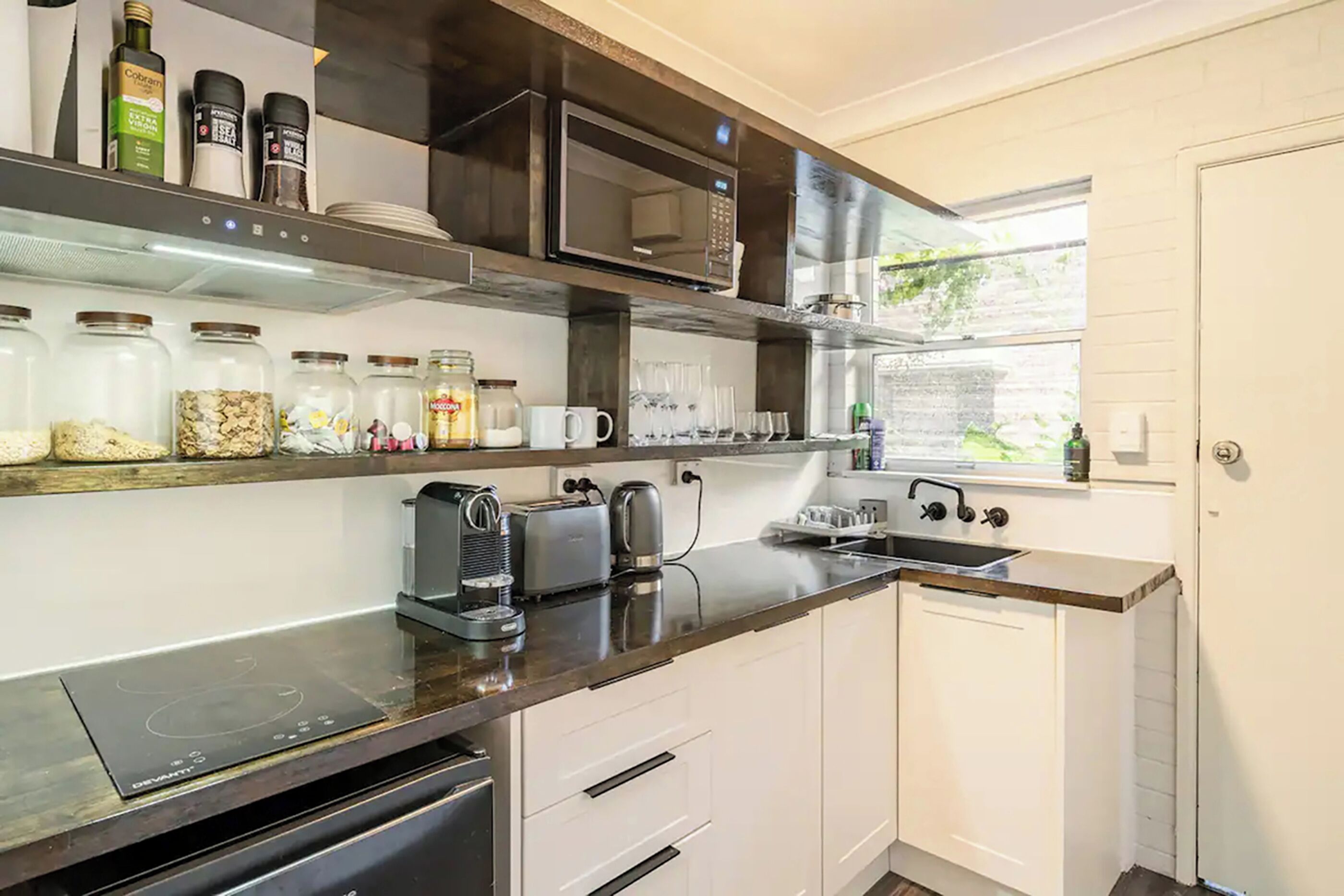 2 kamar tidur dan dilengkapi dengan perabotan berbeda-beda