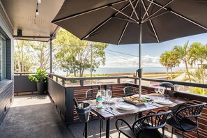 Elite Apartment, Partial Ocean View | 2 bedrooms, individually furnished, blackout curtains, soundproofing - 549 Apartments (Urangan)