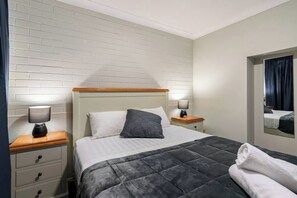 2 Schlafzimmer, individuell eingerichtet, Verdunkelungsvorhänge