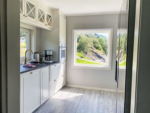 Kjøleskap, mikrobølgeovn, ovn og oppvaskmaskin