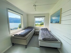 4 bedrooms, desk, Internet