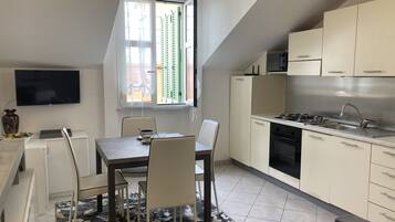 Frigorifero, microonde, tostapane, pentole/stoviglie/utensili