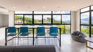 Una cocina moderna con un amplio ventanal que da a una vista panorámica de la ciudad.