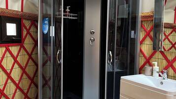 Traditionele kamer, 1 twee- of 2 eenpersoonsbedden | Badkamer | Een bad, een haardroger, handdoeken