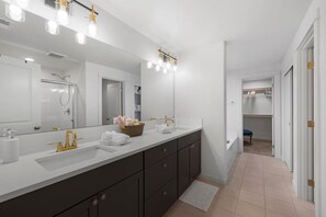 Hair dryer, towels, soap, shampoo - Beautiful Clean and Modern Home In Medford. (Medford)