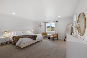 5 bedrooms, desk, iron/ironing board, free WiFi - Beautiful Clean and Modern Home In Medford. (Medford)