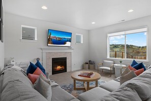 TV connectée, cheminée, livres