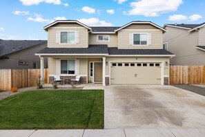 Exterior - Beautiful Clean and Modern Home In Medford. (Medford)