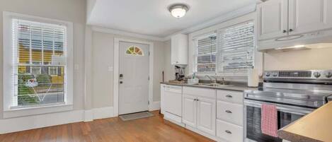 Kylskåp, mikrovågsugn, ugn och spishäll