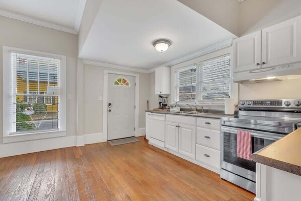 Réfrigérateur, four à micro-ondes, un four, surface de cuisson