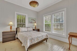 3 habitaciones, tabla de planchar con plancha, wifi y ropa de cama