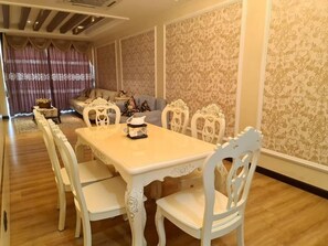 Signature Apartment | 3 bedrooms, desk, soundproofing, iron/ironing board