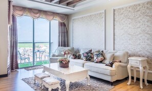 Leilighet – signature | Oppholdsområde | En 48-tommers LCD-TV med Parabol-TV samt Netflix og strømmetjenester