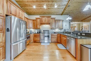 Køleskab, mikrobølgeovn, ovn, kogeplade