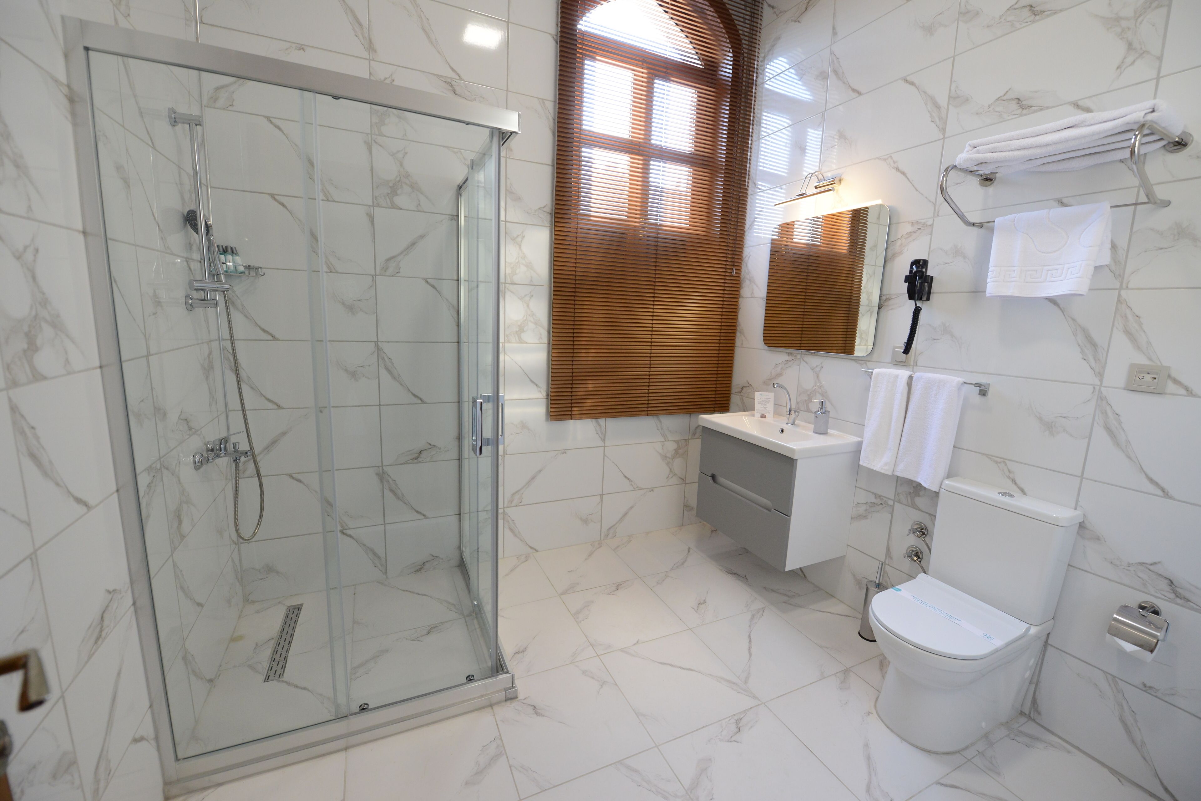 Habitación estándar, varias camas, no fumadores, vistas a la montaña | Baño | Ducha, cabezal de ducha tipo lluvia, secador de pelo y zapatillas