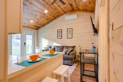 Lovely Au Gres Cottage w/ Hot Tub: Walk to Beach!