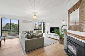 Smart-TV, Kamin, Bücher