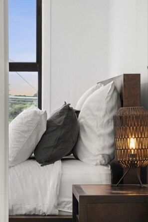 4 bedrooms, desk, iron/ironing board, free WiFi - Nature's Edge Hideaway (Ocean Grove)