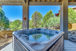 Outdoor spa tub - Summer Hikes! Mtn-View Gem w/ Hot Tub in Ruidoso (Ruidoso)