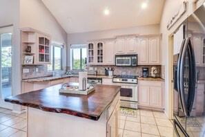 Fridge, microwave, oven, dishwasher - Serene Ruidoso Getaway - 16 Mi to Ski Apache! (Ruidoso)