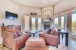 TV, fireplace, books - Serene Ruidoso Getaway - 16 Mi to Ski Apache! (Ruidoso)