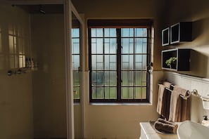 Cottage phong cách cổ điển (Free-Standing Self-Catering) | Phòng tắm | Buồng tắm vòi sen, đồ dùng nhà tắm miễn phí, máy sấy tóc, khăn tắm