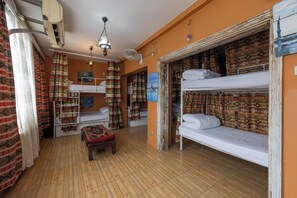 14 Bed Mixed Dorm With Ensuite room | Soundproofing, iron/ironing board, free WiFi - BAHAUS HOSTEL (Istanbul)