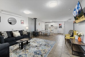 Smart-TV, Tischtennisplatte, Computerbildschirme