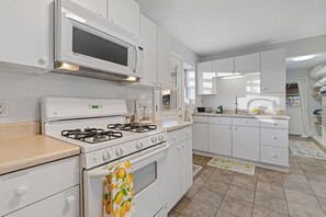 Fridge, microwave, oven, stovetop - Game room, Fenced-in patio, Guest Home (Flagstaff)