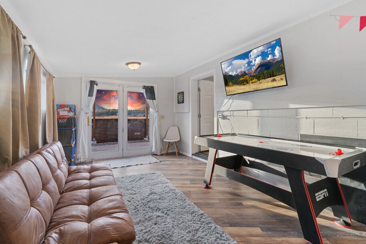 Smart-TV, Tischtennisplatte, Computerbildschirme