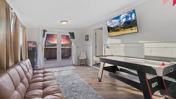 Smart-TV, Tischtennisplatte, Computerbildschirme