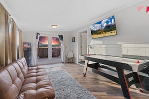 Smart-tv, ett bordtennisbord och datorskärmar