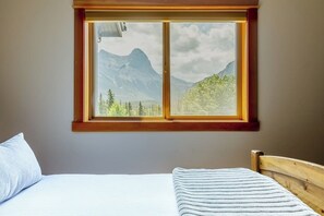 3 bedrooms, desk, iron/ironing board, free WiFi - "Rundle Vista" at Canmore Crossing (Canmore)