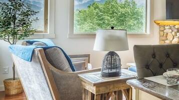 Smart-tv, eldstad och kontor