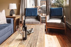 Een smart-tv, een open haard, boeken en een kantoor