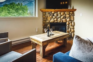 Smart TV, fireplace, offices - "Rundle Vista" at Canmore Crossing (Canmore)