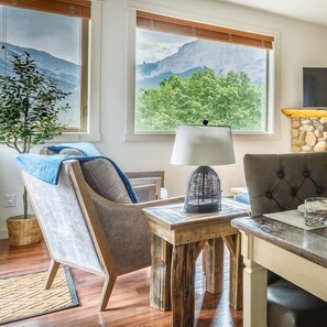 Een smart-tv, een open haard, boeken en een kantoor