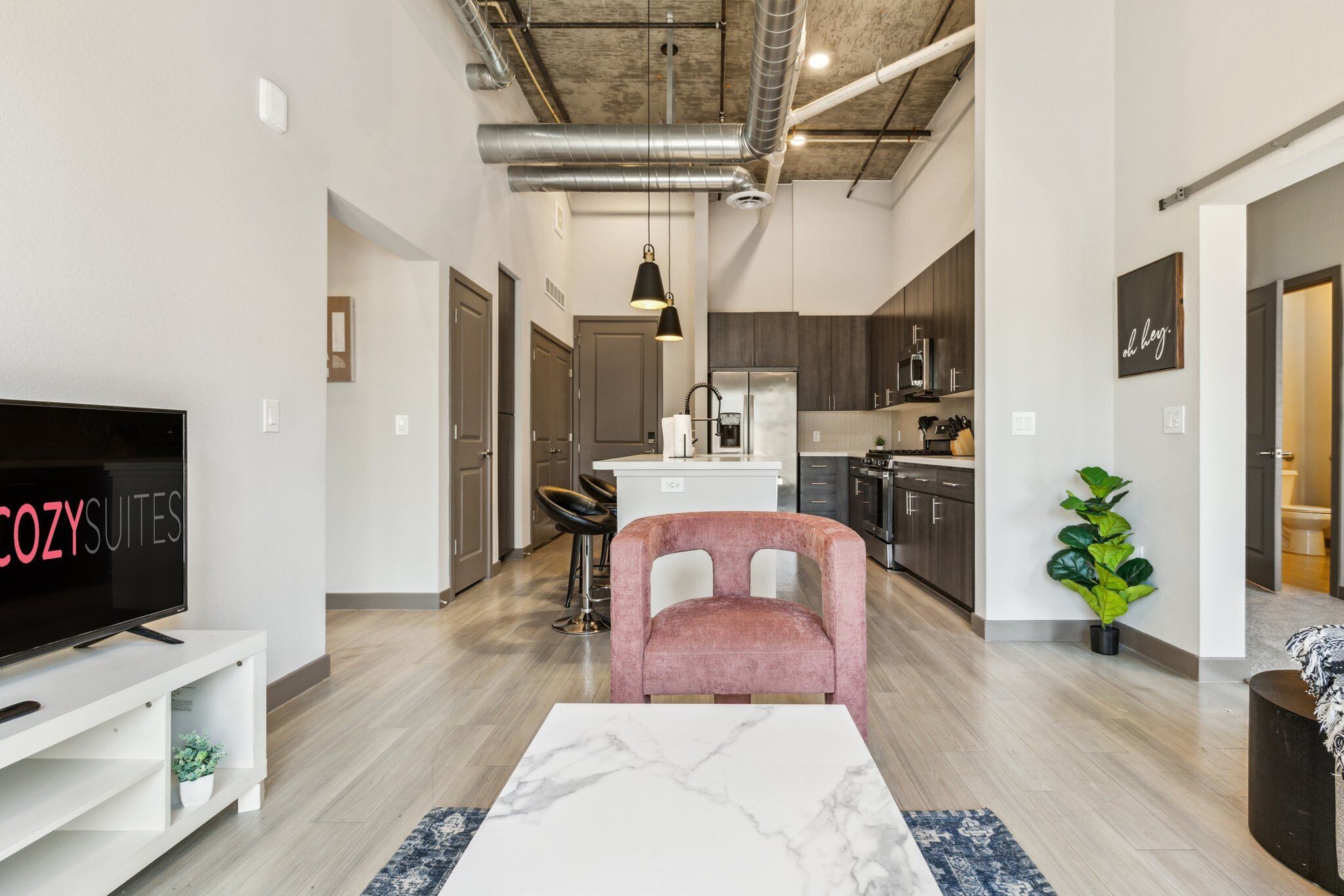 Un apartamento moderno con sala de estar, cocina y comedor.