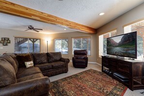 Télévision, cheminée, table de tennis de table