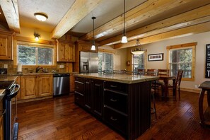 Fridge, microwave, oven, stovetop - Browning Lodge Retreat! (Duck Creek Village)