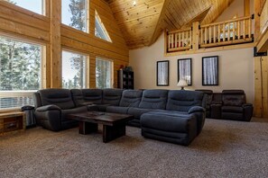 Télévision, cheminée, table de tennis de table